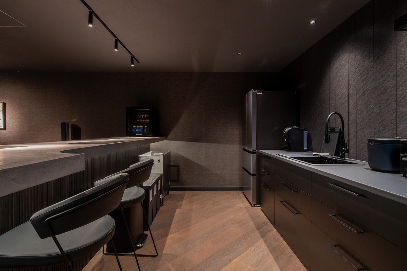 Open-plan living and dining area in the 100 m² Tokyo penthouse
